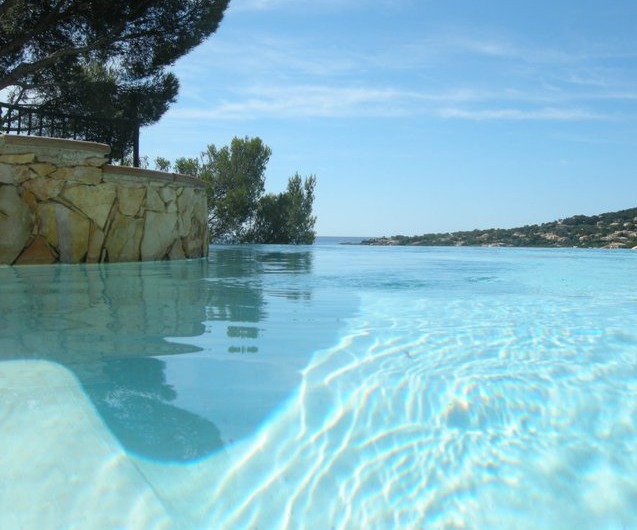 La piscine à débordement